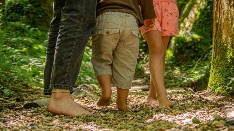 photos de pieds de 1 adultes et 2 enfants sur le sentier pieds nu de Mongaillard